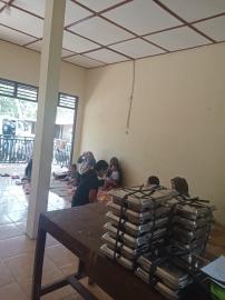 Pembagian MBG dan Penimbangan Balita di Posyandu Mawar Putih Nogosari 1 Berjalan Bersamaan
